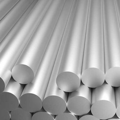 El aluminio es un metal muy utilizado en la industria por sus excelentes propiedades. Es ligero, lo que lo hace ideal para aplicaciones donde el peso es un factor crucial, como en la construcción de aviones y automóviles.